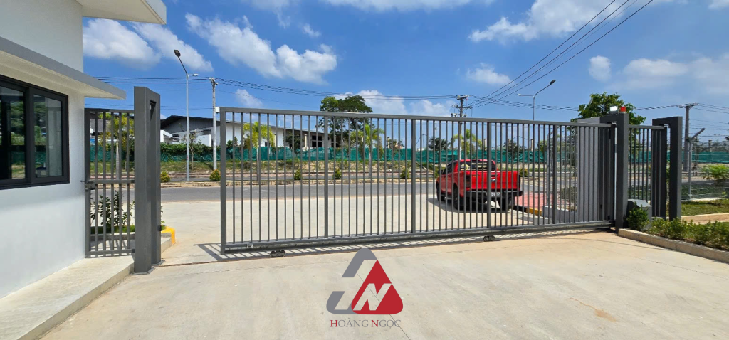 bao-gia-thi-cong-cong-truot-tu-dong