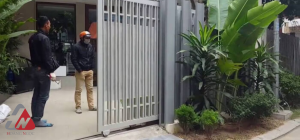 tai-sao-nha-pho-nen-dung-cong-truot-tu-dong